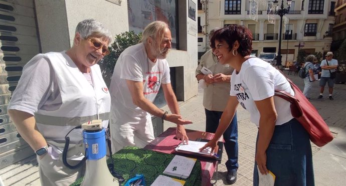 La candidata a la presidencia de la Junta de Adelante Andalucía, Teresa Rodríguez en la concentración de Marea Blanca en Cádiz