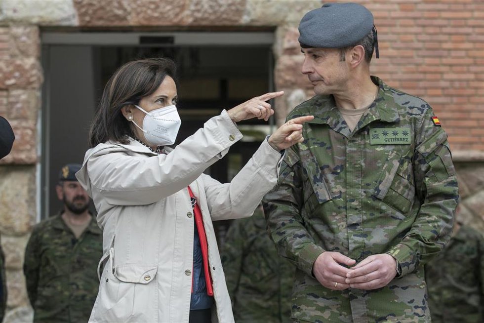 La ministra de Defensa, Margarita Robles durante su visita al regimiento 'Príncipe, en el Acuartelamiento Cabo Noval, a 13 de mayo de 2022, en Siero, Asturias (España). 