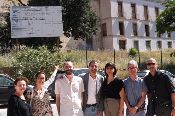 Representantes de Por Andalucía en Málaga junto al Convento de la Trinidad