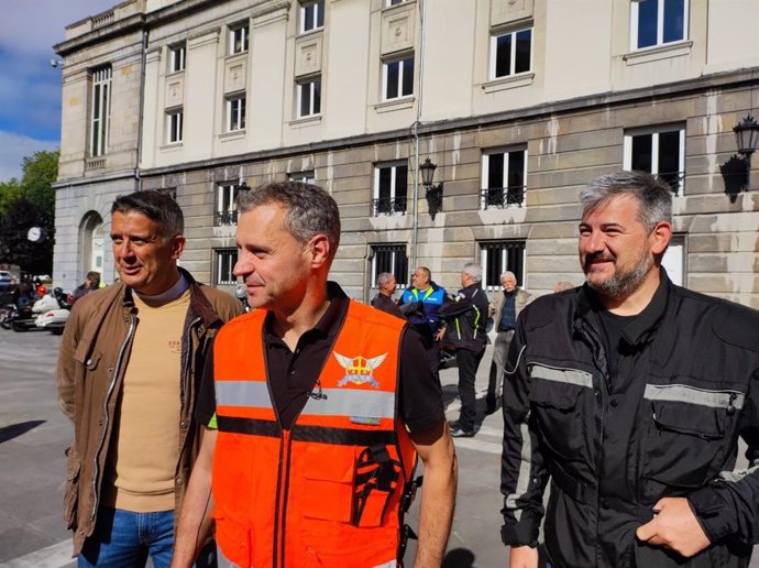 Los diputados de Ciudadanos Manuel Cifuentes y Sergio García junto a Javier García, de la Asociaicón de Moteros y Motoclubs de Asturias (AMMA) en Oviedo