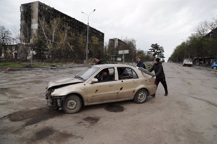 Archivo - Vehículo dañado en la ciudad ucraniana de Mariúpol