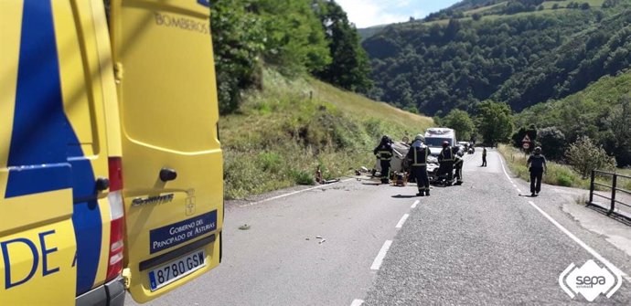 Intervención en un accidente en Cangas del Narcea