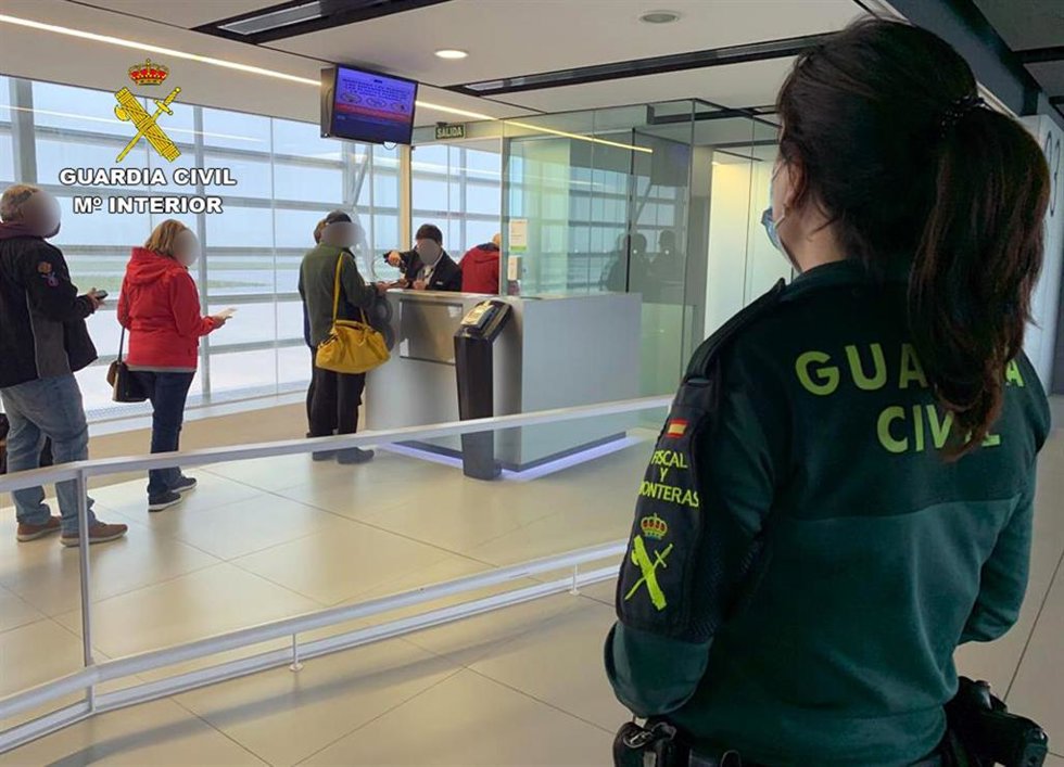 Archivo - Imagen de archivo de una agente de la Guardia Civil en un aeropuerto