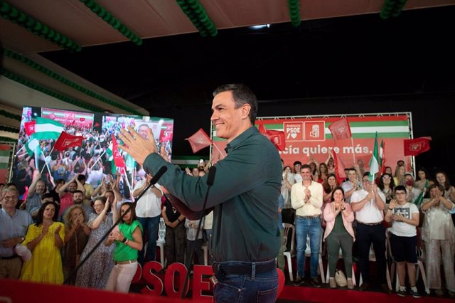 El presidente del Gobierno, Pedro Sánchez, en un acto de precampaña de las elecciones autonómicas andaluzas, en Dos Hermanas (Sevilla).