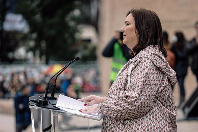 Archivo - La presidenta del la AVT, Maite Araluce, interviene en una manifestación a favor de las víctimas del terrorismo, en la Plaza de Colón, a 22 de marzo de 2022, en Madrid (España). 