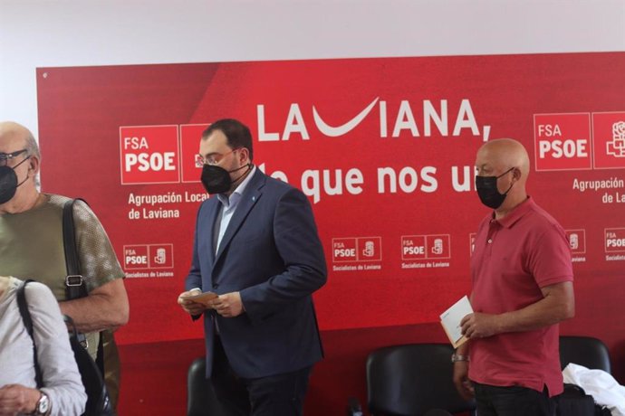 El secretario general de la FSA-PSOE y presidente del Principado de Asturias, Adrián Barbón, participa en la asamblea de la Agrupación Socialista de Laviana