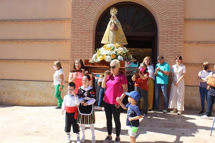 La consejera de Igualdad y portavoz del Gobierno de C-LM, Blanca Fernández, en la procesión de Nuestra Señora de Guadalupe en El Torno