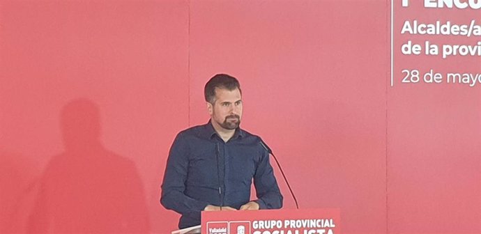 El secretario general del PSCyL, Luis Tudanca, durante su intervención en el primer encuentro alcaldes y concejales socialistas de la provincia que se ha celebrado este sábado en el hotel Lasa Sport.