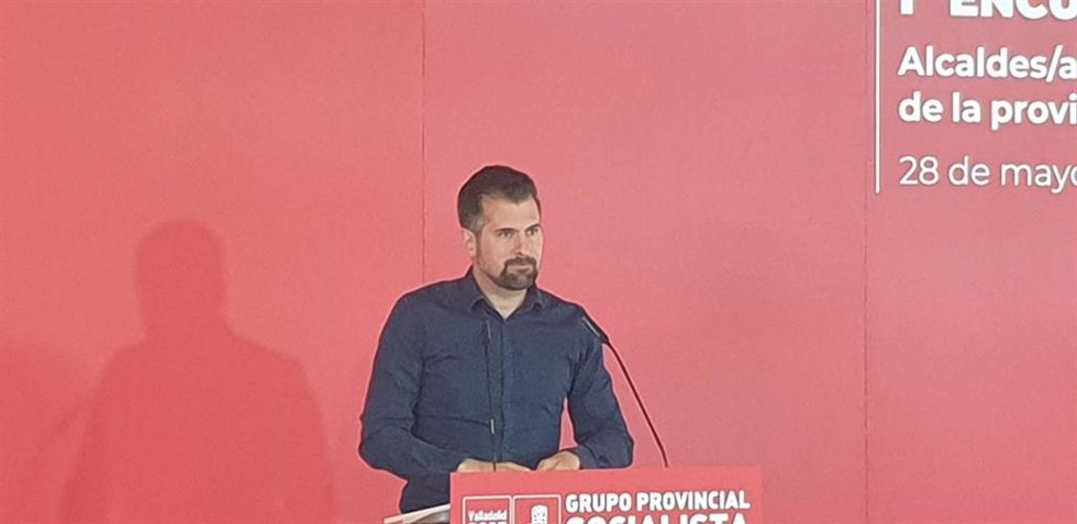 El secretario general del PSCyL, Luis Tudanca, durante su intervención en el primer encuentro alcaldes y concejales socialistas de la provincia que se ha celebrado este sábado en el hotel Lasa Sport.