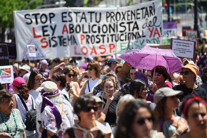 Varias personas, con pancartas, durante una manifestación para reclamar la abolición de la prostitución, a 28 de mayo de 2022, en Madrid (España). Más de cien organizaciones feministas se manifiestan para reclamar la abolición de la prostitución bajo el