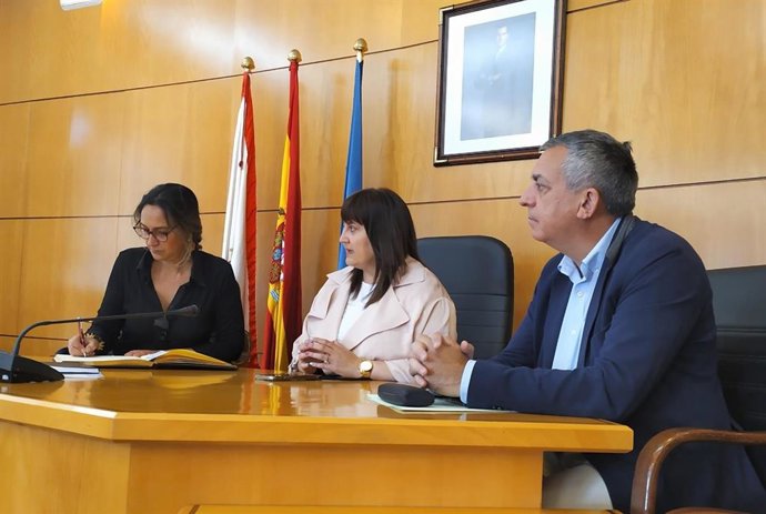 La consejera de Presidencia, Rita Camblor; la alcaldesa de Carreño, Amelia Fernández, y el director general de Administración Local, Manuel Calvo