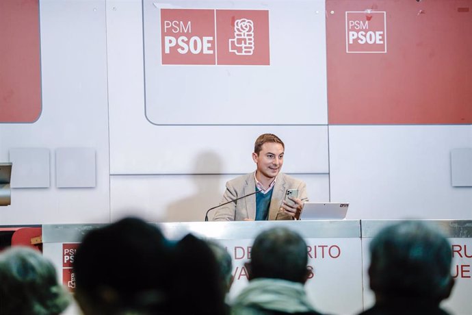 Archivo - El secretario general del PSOE-M, Juan Lobato, coge el teléfono para responder a una llamada de la presidenta del PSOE, durante la presentación de la ponencia de los socialistas madrileños para la XIV Congreso de la formación en la Agrupación 