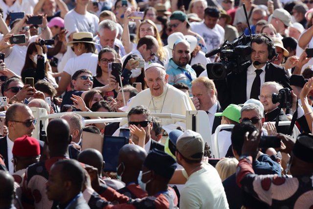 25 May 2022, Vatican, Vatican City: Pope Francis arrives for the Wednesady General Audience in St. Peter's Square at the Vatican. Photo: Evandro Inetti/ZUMA Press Wire/dpa