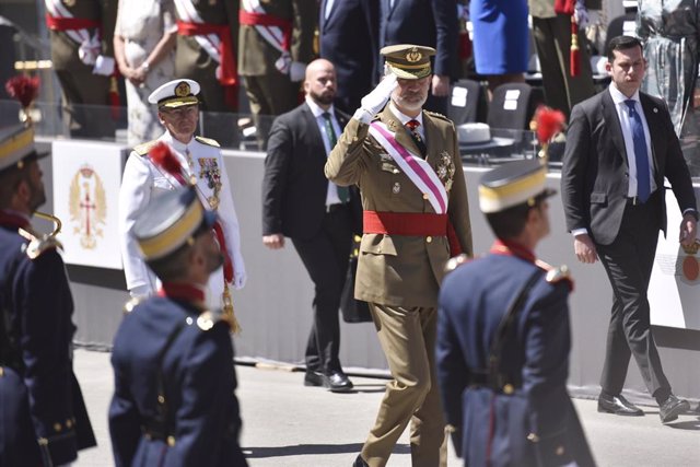 El Rey Felipe VI durante el acto central conmemorativo del 'Día de las Fuerzas Armadas' en Huesca