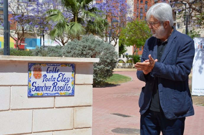 El poeta Eloy Sánchez Rosillo en la calle que lleva su nombre