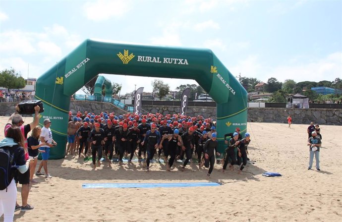 Más de 200 nadadores toman parte en la Travesía a Nado del Club Deportivo Bilbao