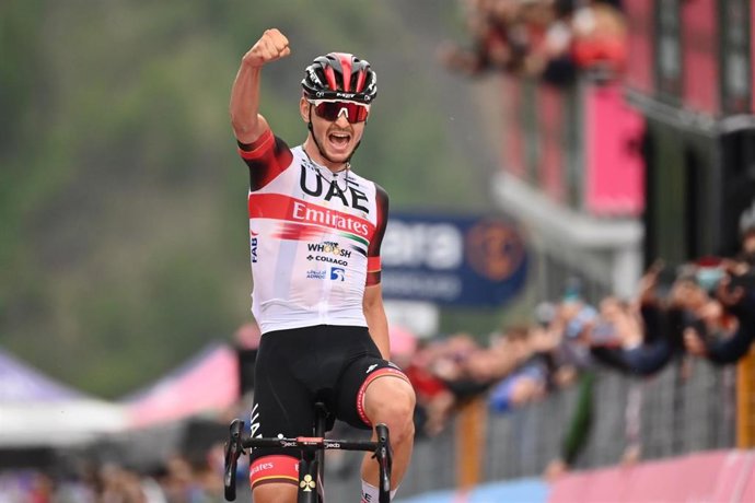 El ciclista italiano Alessandro Covi (UAE Team Emirates) gana la vigésima etapa del Giro de Italia