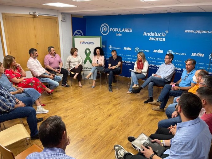 La secretaria general del Partido Popular de Jaén, Elena González, y Manuel Bonilla, ambos candidatos al Parlamento de Andalucía, han presidido la Mesa de Barrios del Partido Popular de Jaén.