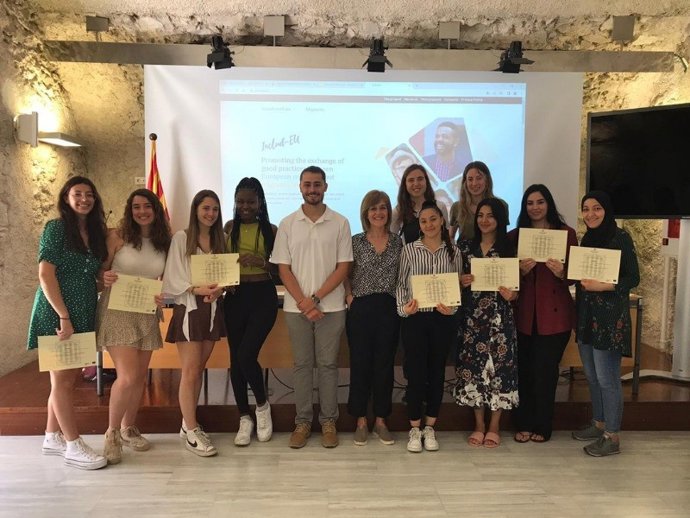 La Generalitat premia un proyecto de parejas de mentoría para integrar a jóvenes migrantes