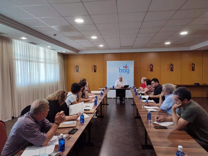 El diputado del BNG en el Congreso, Néstor Rego, en una reunión con representantes de colectivos, plataformas y asociaciones de protección del medio ambiente.