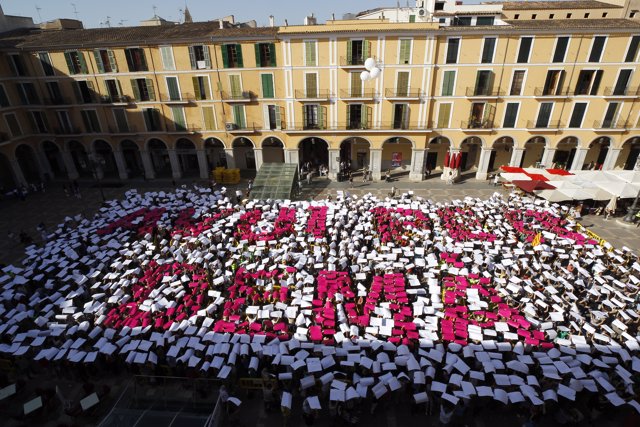 Ciudadanos realizan un mosaico humano de la campaña ‘Aviu per demà’, en la Plaza Mayor de Palma