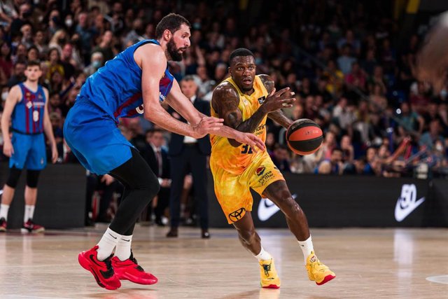 El jugador del Gran Canaria Dylan Ennis en acción ante el jugador del Barça Nikola Mirotic