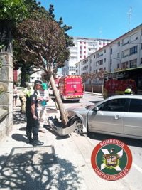 Un coche choca contra un árbol en Castro Urdiales