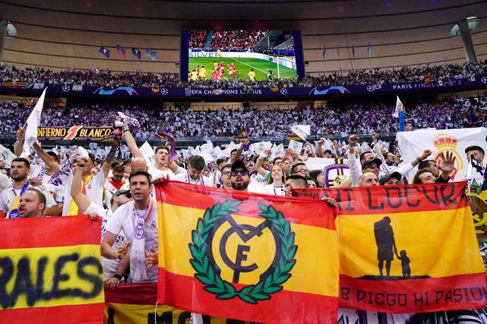 28 May 2022, France, Paris: Real Madrid fans cheer in the stands ahead of the UEFA Champions League final soccer match between Liverpool FC and Real Madrid CF at the Stade de France. Photo: Adam Davy/PA Wire/dpa