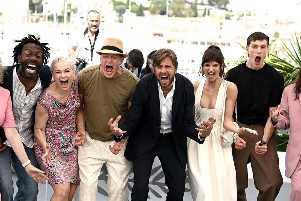La actriz danesa Vicki Berlin, el actor estadounidense Woody Harrelson, el director de cine sueco Ruben stlund, la actriz sudafricana Charlbi Dean y el actor inglés Harris Dickinson asisten al photocall de la película 'Triángulo de tristeza' en Cannes