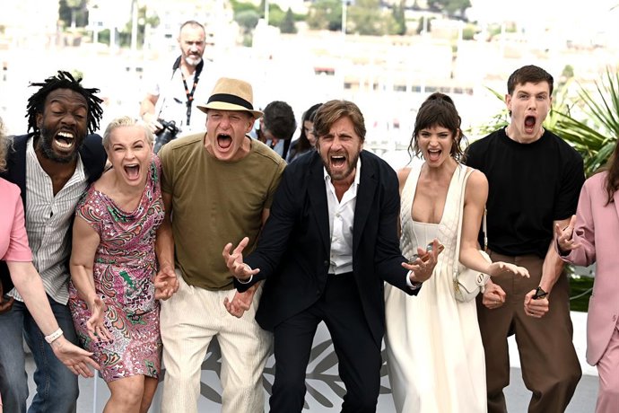 L'actriu danesa Vicki Berlin, l'actor nord-americ Woody Harrelson, el director de cinema suec Ruben stlund, l'actriu sud-africana Charlbi Dean i l'actor angls Harris Dickinson assisteixen al photocall de la pellícula 'Triangle de tristesa' a Cannes