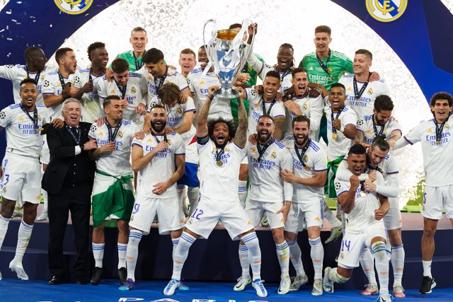 28 May 2022, France, Paris: Real Madrid's Marcelo lifts the trophy as his teammates celebrate after winning the UEFA Champions League final soccer match between Liverpool FC and Real Madrid CF at the Stade de France. Photo: Nick Potts/PA Wire/dpa