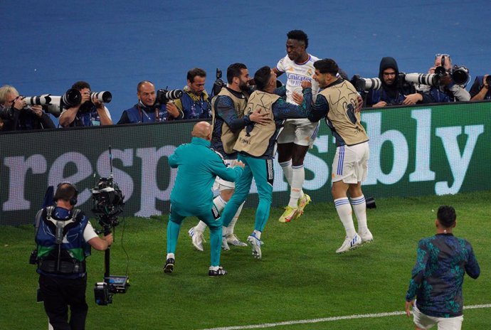 28 May 2022, France, Paris: Real Madrid's Jose Vinicius Junior celebrates scoring the opening goal with his team mates  during the UEFA Champions League final soccer match between Liverpool FC and Real Madrid CF at the Stade de France. Photo: Peter Byrn