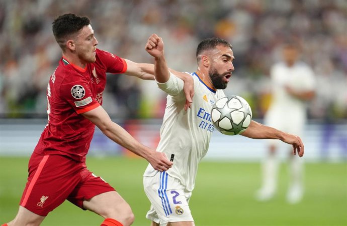 Andrew Robertson y Dani Carvajal en la final de la Champions