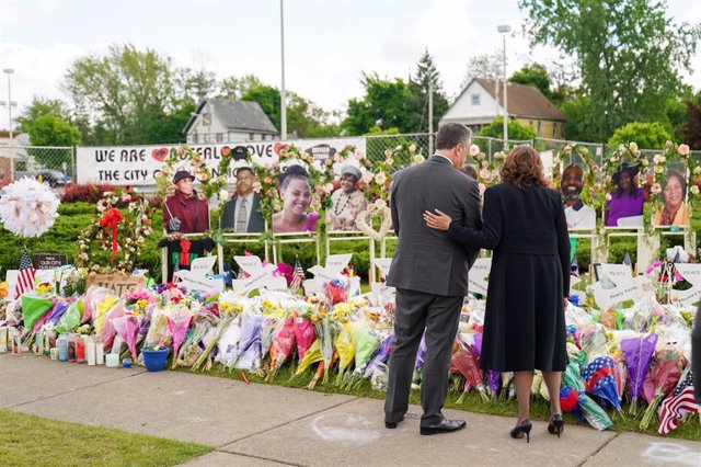 La vicepresidenta de Estados Unidos, Kamala Harris, acompaña a uno de los familiares de una de las diez víctimas mortales del tiroreo de Búfalo, en el estado de Nueva York, que tuvo lugar el pasado 15 de mayo.