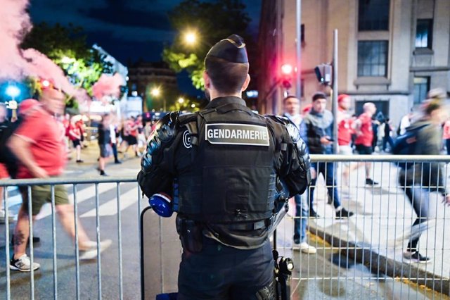 Agente de la Prefectura de Policía de París durante el partido de la final de la Champions entre el Liverpool y el Real Madrid.
