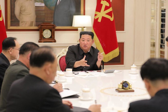 17 May 2022, North Korea, Pyongyang: North Korean leader Kim Jong-un (C) chairs a meeting of the Presidium of the Workers' Party Central Committee Politburo at the Central Committee headquarters in Pyongyang to discuss nationwide antivirus measures afte