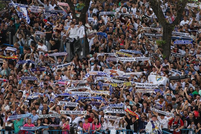 Aficionados del Real Madrid en Cibeles