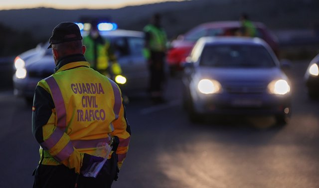 Archivo - Un agente en un control de la Guardia Civil, en una imagen de archivo