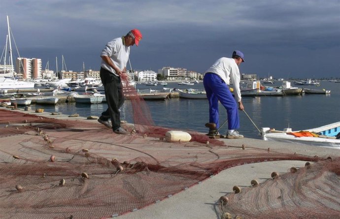 Archivo - Unos pescadores preparan sus redes en San Pedro del Pinatar (Murcia)