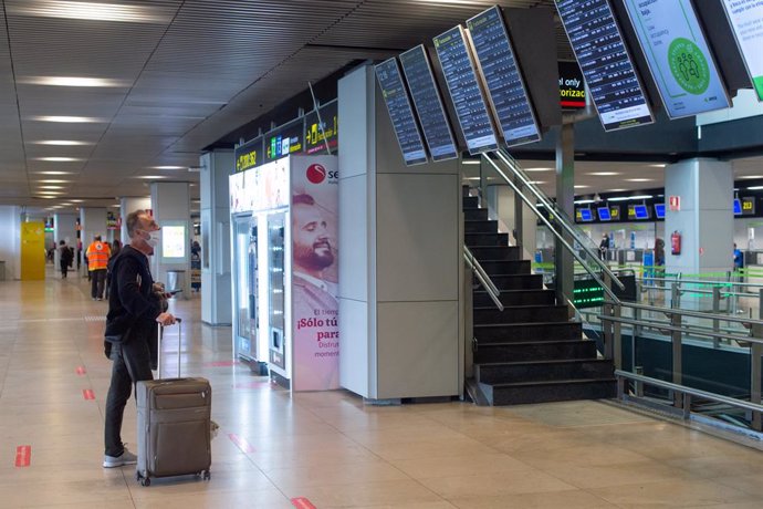 Archivo - Un hombre mira los paneles en la Terminal 1 del Aeropuerto Adolfo Suárez Madrid Barajas a 25 de febrero de 2022, en Madrid (España).  