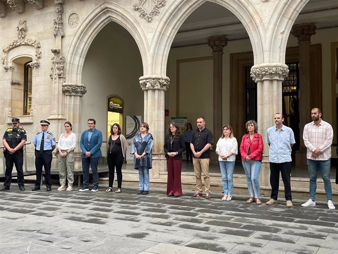 El minuto de silencio en Terrassa (Barcelona) con la consellera Tnia Verge y el alcalde, Jordi Ballart, contra el asesinato de dos vecinas en Pakistán.