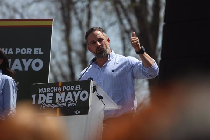 El presidente nacional de Vox, Santiago Abascal, y la candidata de Vox en Andalucía, Macarena Olona, en el acto celebrado en Cádiz por su partido con motivo del 1 de Mayo, Día del Trabajador. A 1 de mayo de 2022 en Cádiz (Andalucía España).