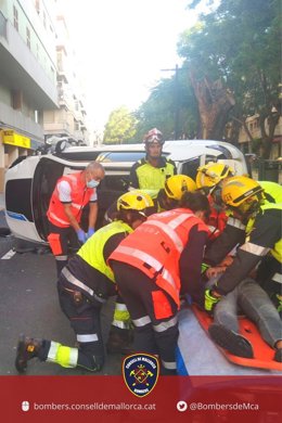 Bomberos de Mallorca y efectivos del SAMU 061 atienden a un varón, herido tras sufrir un accidente y volcar el coche en el que circulaba en Inca.