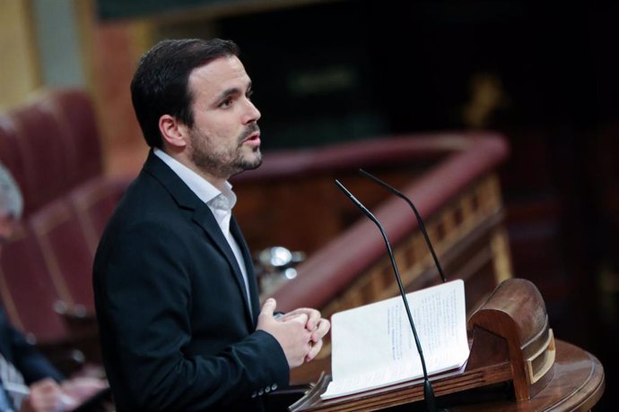 Archivo - El coordinador federal de Izquierda Unida (IU), Alberto Garzón, interviene desde la tribuna del Congreso de los Diputados en la primera sesión del debate de investidura del candidato socialista a la Presidencia de Gobierno en la XIV Legislatur