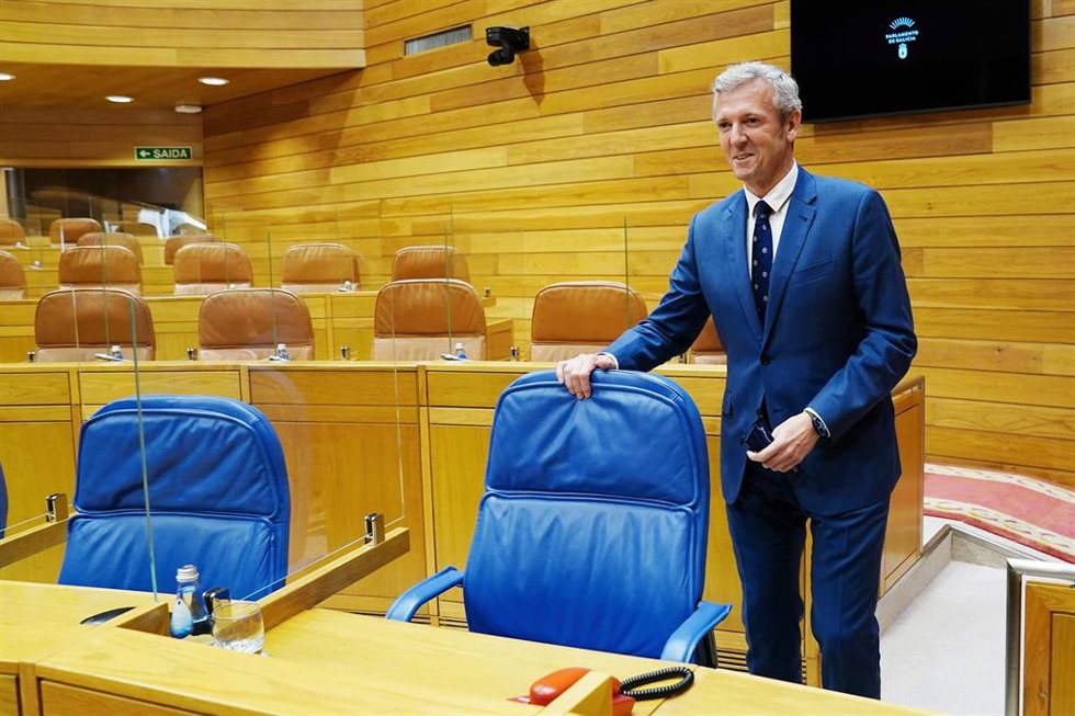 El presidente de la Xunta de Galicia, Alfonso Rueda, en una sesión plenaria extraordinaria en el Parlamento gallego, a 24 de mayo de 2022, en Santiago de Compostela, A Coruña, Galicia.
