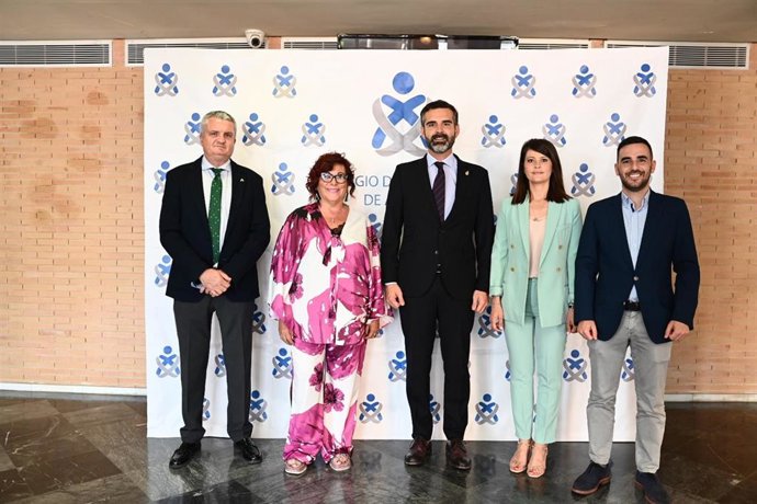 El alcalde de Almería, Ramón Fernández-Pacheco, ha destacado el "trabajo, compromiso y cercanía" de los profesionales de enfermería durante la celebración del día del patrón de este colectivo, San Juan de Dios.