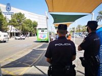 La Policía detiene a dos carteristas por hurtar en la parada del autobús del aeropuerto de Palma