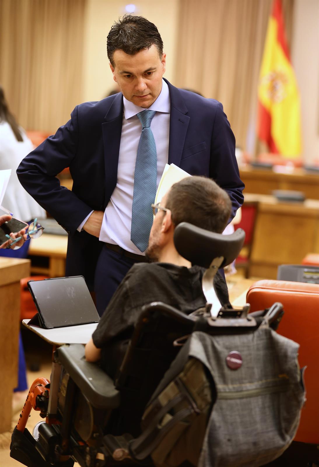 El portavoz del PSOE en el Congreso, Héctor Gómez (i), y el portavoz de Unidas Podemos en el Congreso, Pablo Echenique, conversan en una Junta de Portavoces en el Congreso de los Diputados, a 10 de mayo de 2022, en Madrid (España).
