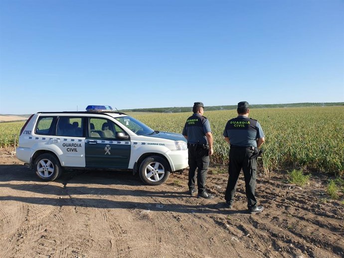 Vehículo y agentes de la Guardia Civil