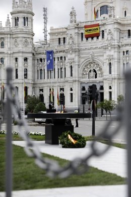 Archivo - Pebetero instalado en la calle Alcalá, frente al Palacio de Cibeles, con el que serán recordadas las víctimas de la pandemia del coronavirus. 